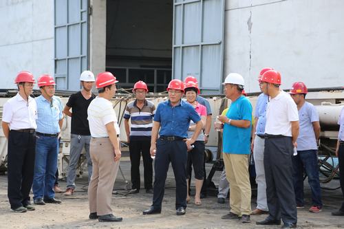 建設(shè)集團副總經(jīng)理王明智蒞臨孟村井架安裝現(xiàn)場指導(dǎo)工作