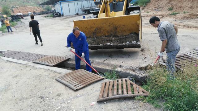 掘進(jìn)公司北翼項(xiàng)目部修屋筑渠保安全