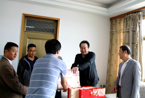 大秦置業(yè)公司黨政雙節(jié)前慰問一線員工檢查督導(dǎo)項(xiàng)目進(jìn)度