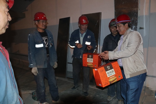 澄合分公司領(lǐng)導(dǎo)中秋國慶深入一線慰問干部職工