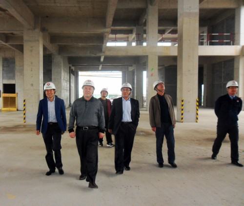 陜煤集團總經(jīng)理助理、建設(shè)集團聯(lián)合黨委書記、董事長寧興剛“雙節(jié)”期間深入澄合分公司中科遙感工地慰問施工一線的干部職工