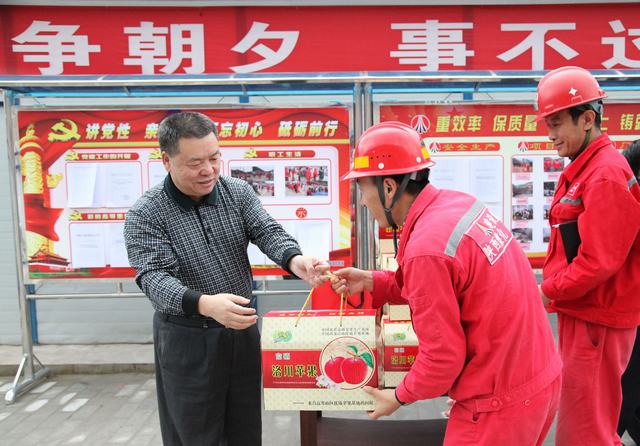 陜煤集團總經(jīng)理助理、建設(shè)集團聯(lián)合黨委書記、董事長寧興剛一行深入礦建二公司冶坪項目部慰問一線職工