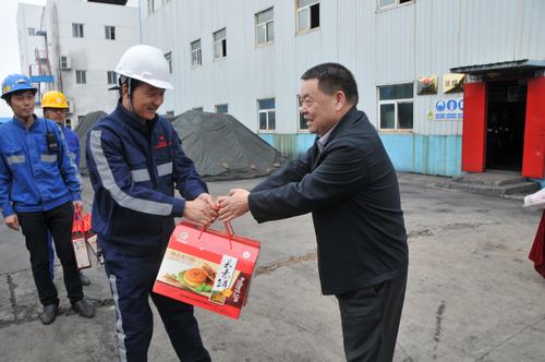 陜煤集團總經(jīng)理助理、建設(shè)集團聯(lián)合黨委書記、董事長寧興剛一行節(jié)日期間深入洗選煤運營公司基層慰問一線員工