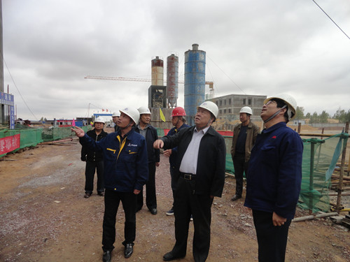 陜煤集團總經(jīng)理助理、建設(shè)集團聯(lián)合黨委書記、董事長寧興剛一行中秋節(jié)深入曹家灘項目工地視察慰問