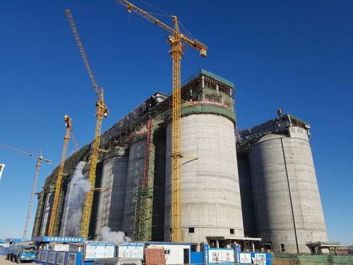 韓城分公司小保當(dāng)選煤廠塊煤倉（一標(biāo)段）、最終篩分車間工程順利封頂