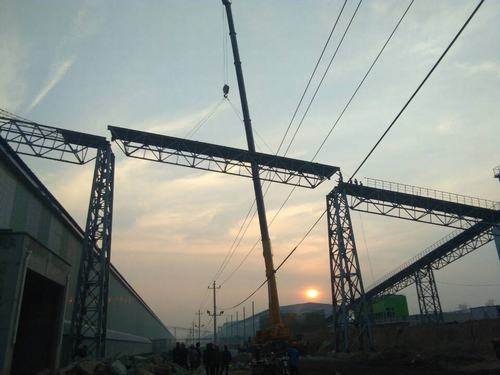 銅煤公司承建的美鑫氧化鋁1#、2#倉庫工程桁架成功實現(xiàn)合攏施工