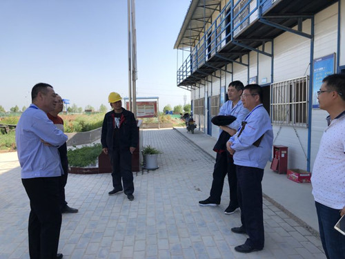 蒲城清潔能源公司副總經(jīng)理任大偉一行蒞臨天工公司清源小區(qū)檢查工程進度和質量