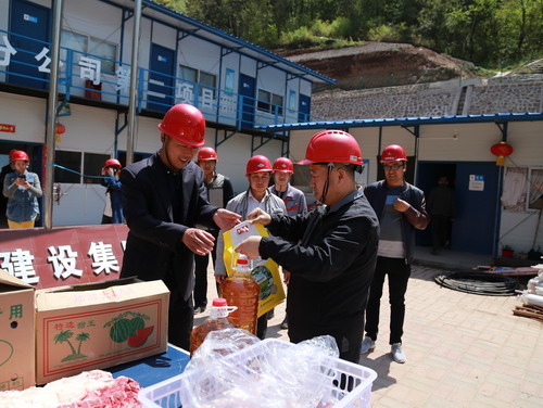 副總經(jīng)理王寧一行看望慰問一線職工