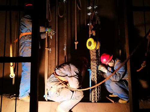 陜煤建設機電安裝公司酒鋼項目部“快、準、穩”調試罐籠記