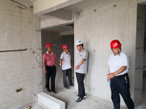 銅川礦業(yè)公司副總工程師郭全營(yíng)一行蒞臨銅煤2#紫藤園工地檢查指導(dǎo)工作