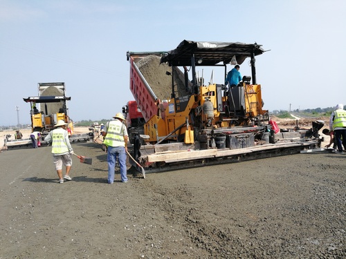陜煤建設路橋分公司渭南大荔項目部開始水穩攤鋪工作
