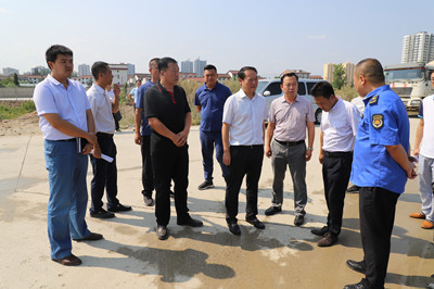 漢中市漢臺區(qū)委書記鄭永濤視察陜煤建設(shè)漢中公司承建的金華路項(xiàng)目