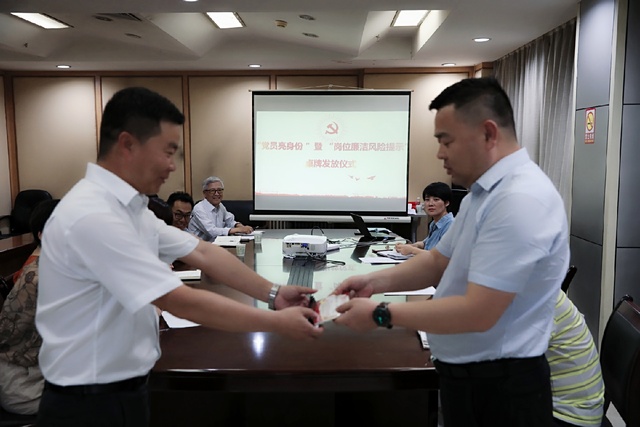 亮身份，陜煤建設(shè)路橋分公司黨員干部在行動！