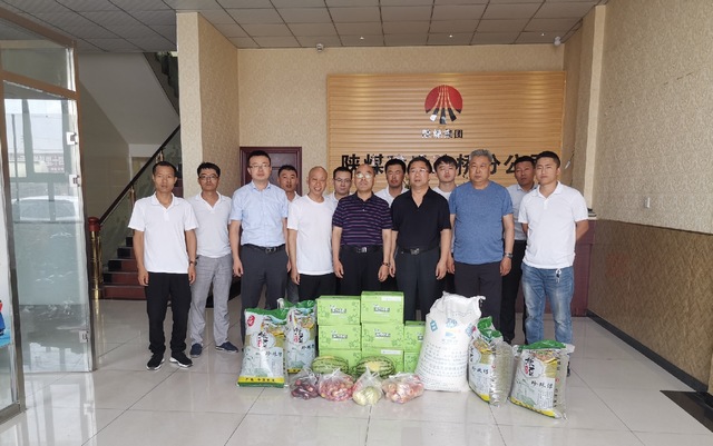 陜西靖神鐵路有限公司總經(jīng)理?xiàng)钪竟庖恍猩钊刖干耔F路項(xiàng)目“送清涼”