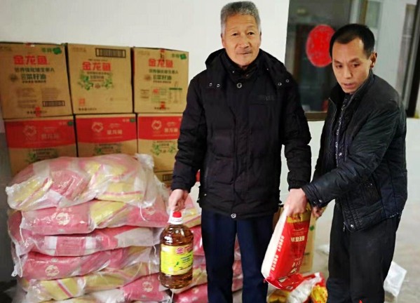 陜煤建設澄合分公司職工楊文剛自掏腰包為家鄉父老購買年貨
