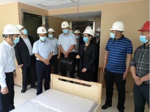 陜煤實業(yè)集團董事長胡守平、總經(jīng)理劉文蒞臨西煤機養(yǎng)老院項目部檢查指導(dǎo)工作