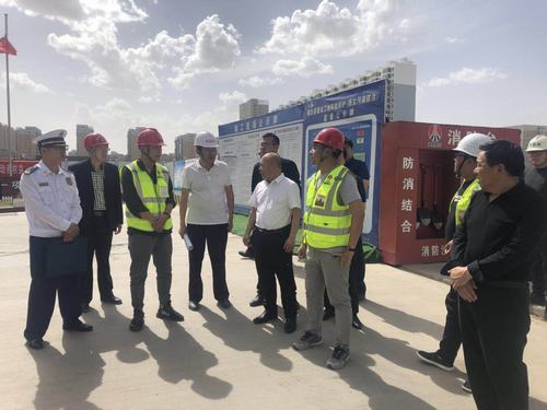 靖邊縣縣委常委、常務(wù)副縣長孟春偉一行蒞臨陜煤建設(shè)銅煤公司承建的金地華府項目檢查指導(dǎo)工作