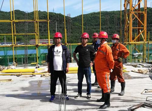 雙龍煤業(yè)公司領(lǐng)導(dǎo)蒞臨咸陽分公司雙龍項目部檢查指導(dǎo)工作