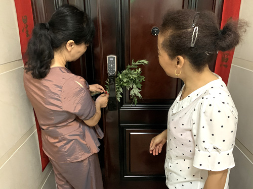 陜煤建設公司：龍灣水境小區物業開展“送艾草、迎端午”活動