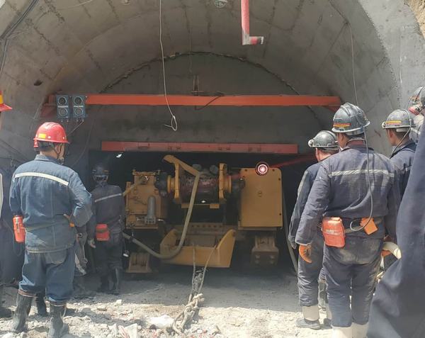 陜煤建設(shè)礦建二公司車村項目部首批綜掘機(jī)順利入井