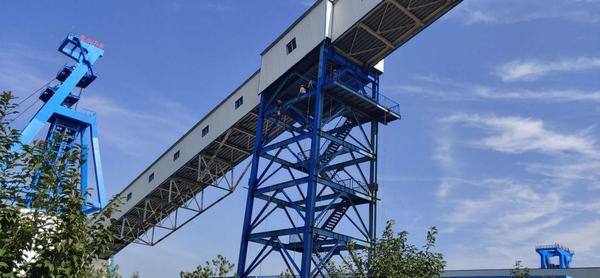 陜煤建設(shè)洗選煤運營公司安裝第二項目部山陽煤礦棧橋鋼架支腿除銹刷漆進(jìn)行時