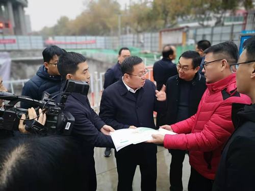 咸陽市副市長王靖深入住建局南廣場地下停車場調研、視察工作