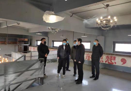 銅川礦務局執行董事劉水利到王石凹工業遺址項目檢查綠宇公司第二項目部防疫工作