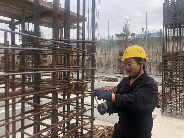 按下快門(mén)，定格建設(shè)施工一線最美身影