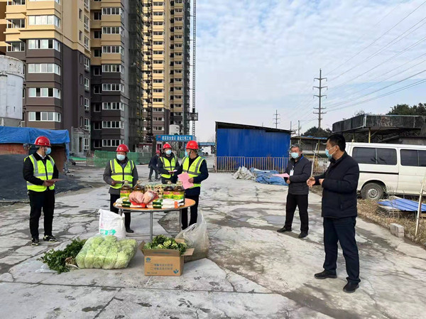 涇陽縣住房與城鄉建設局領導班子一行慰問陜煤建設咸陽分公司涇陽縣西城保障房小區項目一線員工