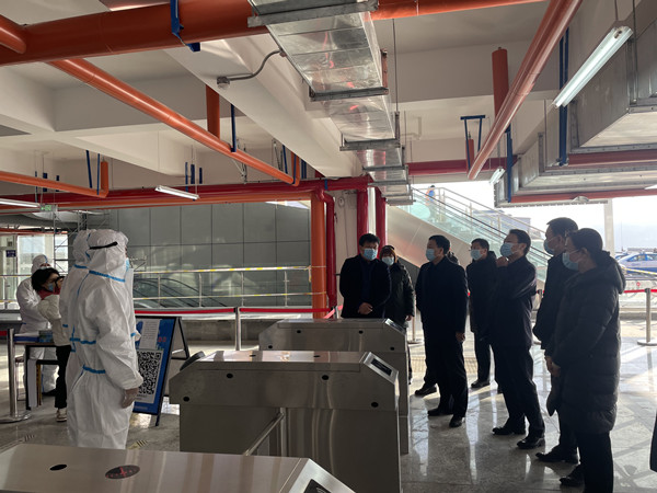 彬州市委書記王宏志、市長陳加寶一行蒞臨銀西高鐵彬州東站前廣場項目指導疫情防控工作