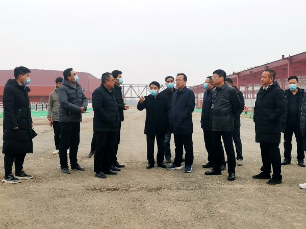 渭南高新區管委會書記薛清軍一行蒞臨陜煤建設渭南分公司承建的南京金龍年產五萬輛純電動商用車建設項目參加項目推進會