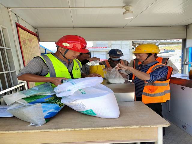 陜煤建設(shè)銅煤公司：基層項(xiàng)目部多措并舉 抗高溫保生產(chǎn)