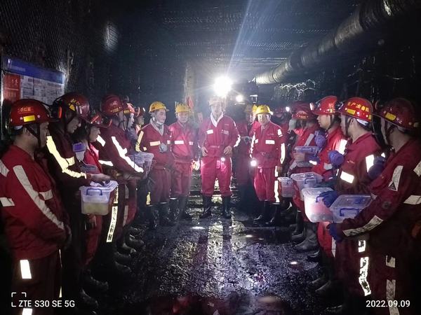 曹家灘礦業(yè)公司領(lǐng)導(dǎo)深入陜煤建設(shè)煤礦運(yùn)營(yíng)服務(wù)公司 曹家灘項(xiàng)目部開(kāi)展中秋慰問(wèn)活動(dòng)