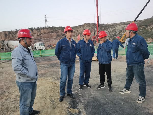 陜西新元潔能有限公司董事長(zhǎng)、總經(jīng)理范建林蒞臨陜煤建設(shè)天工公司檢查指導(dǎo)工作