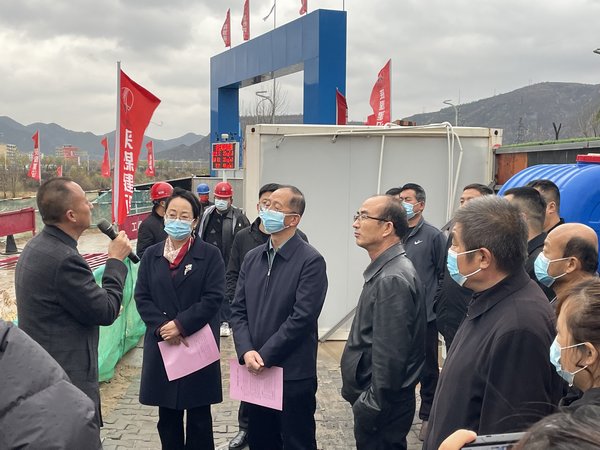 綏德縣副縣長(zhǎng)萬雁一行蒞臨陜煤建設(shè)路橋分公司綏德縣第二凈水廠項(xiàng)目檢查指導(dǎo)工作