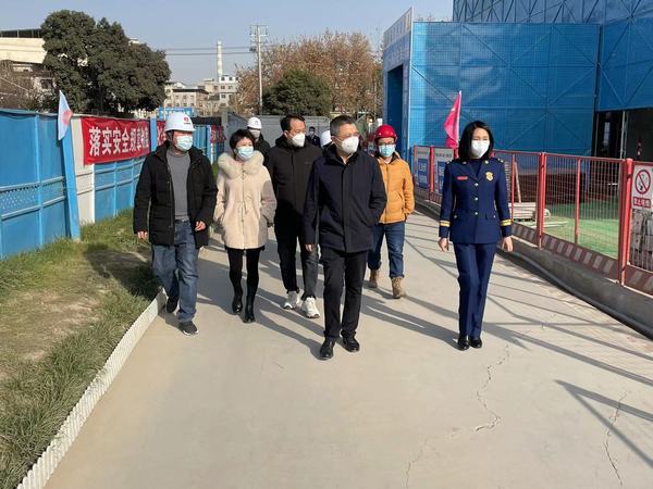 西安市新城區(qū)委常委、副區(qū)長楊珩蒞臨陜煤建設(shè)新城公司第二項目部檢查指導(dǎo)工作