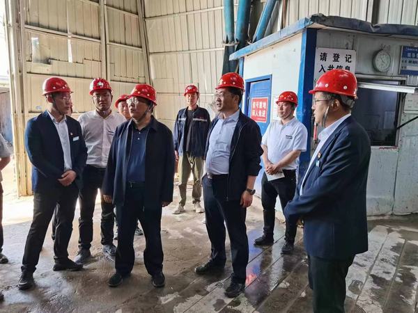 陜煤股份有限公司常務(wù)副總經(jīng)理李孝波、彬長(zhǎng)礦業(yè)有限公司總經(jīng)理焦小年蒞臨陜煤建設(shè)礦建二公司第一項(xiàng)目部檢查指導(dǎo)工作