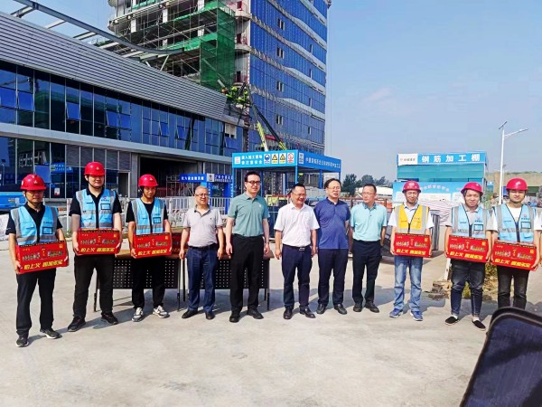 中電科西北公司副總經(jīng)理薛敏蒞臨北斗項(xiàng)目開展“送清涼”慰問活動