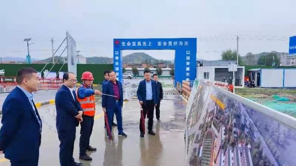 陜煤集團紀(jì)檢監(jiān)察三室主任楊勝利、鄉(xiāng)村振興辦副主任楊偉一行到陜煤建設(shè)天工公司承建的漢陰實驗中學(xué)項目檢查指導(dǎo)工作