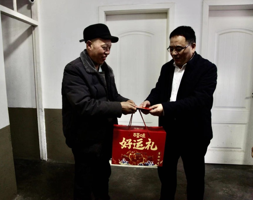 陜煤建設(shè)領(lǐng)導(dǎo)節(jié)前赴鄉(xiāng)村振興幫扶定點(diǎn)村開展走訪慰問活動