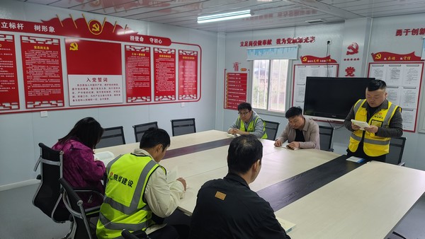 陜煤建設銅煤公司第一項目部組織“讀經典，傳遞青春能量”青年職工主題活動