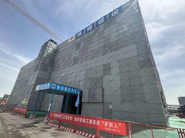 陜煤建設渭南分公司第十三項目部承建的陜煤研究院涇河新城新能源產業基地項目21#廠房喜封金頂