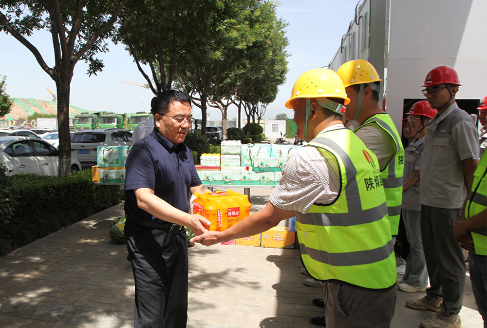 陜煤建設(shè)領(lǐng)導(dǎo)深入一線開展“送清涼”慰問活動(dòng)