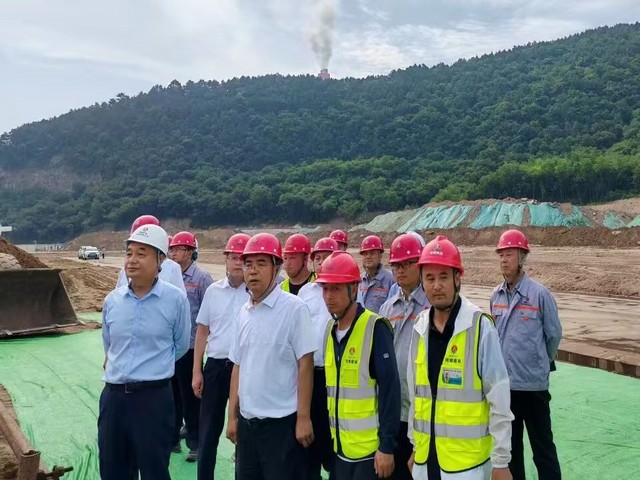 黃陵礦業(yè)領(lǐng)導(dǎo)趙小兵赴店頭電廠樁基項(xiàng)目工地檢查指導(dǎo)工作