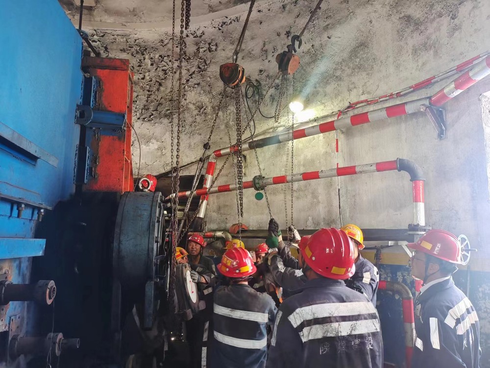 陜煤建設洗選煤第三項目部：“零點堅守” 穩步完成101帶式輸送機帶面及機頭拖帶滾筒更換工程