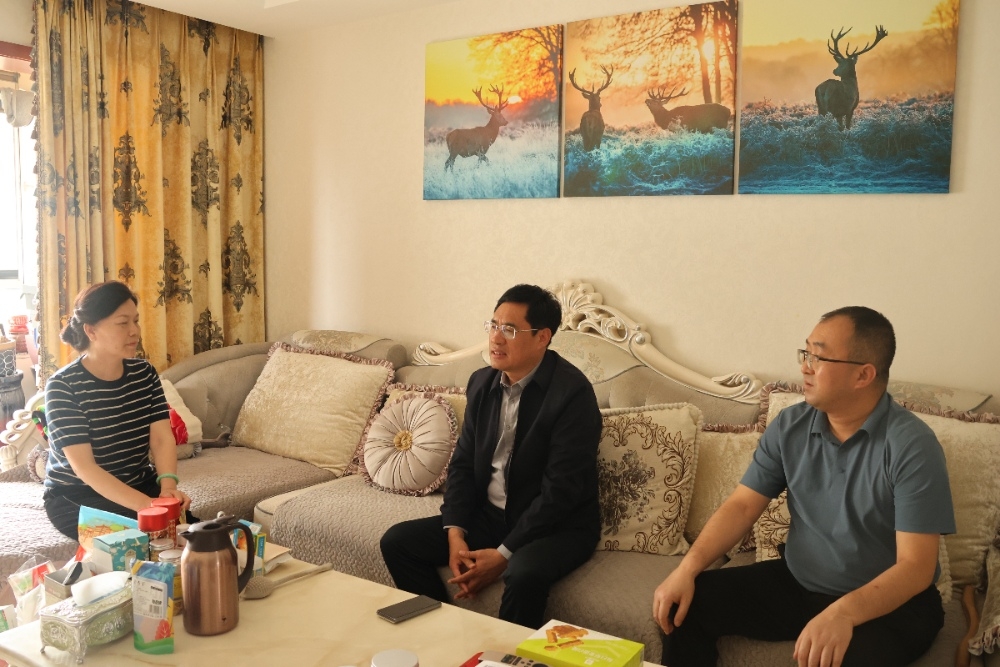 陜煤建設(shè)領(lǐng)導(dǎo)國(guó)慶節(jié)前看望慰問(wèn)困難黨員家屬