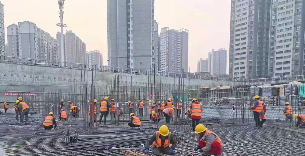 陜煤建設新龍城直屬項目部：國慶假日不打烊，熱火朝天忙生產