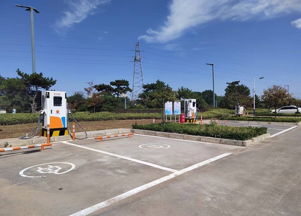 陜煤建設川耀公司：崔仙服務區充電樁安裝，為綠色出行“加油”