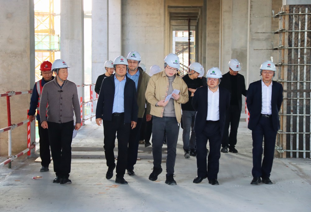 榆林城投集團(tuán)黨委書記、董事長郝君一行蒞臨陜煤建設(shè)榆林公司承建的榆溪圣境一標(biāo)段項目檢查指導(dǎo)工作