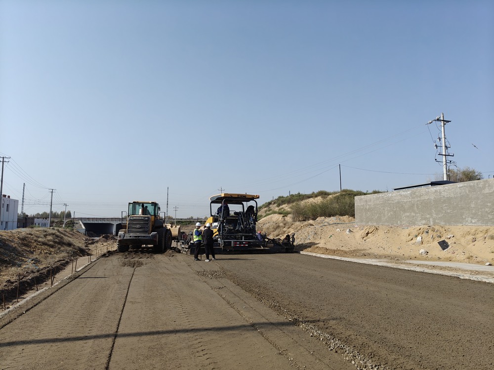 陜煤建設路橋分公司物流園區二號進場道路大干快上，吹響項目建設“沖鋒號”
